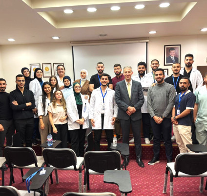 عميد كلية الطب البشري يزور طلبة السنة الخامسة في المستشفى الاستشاري بالأردن
