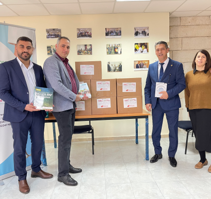 جمعية التربية الطبية الدولية ترفد مكتبة الجامعة العربية الأمريكية بكتب علمية طبية