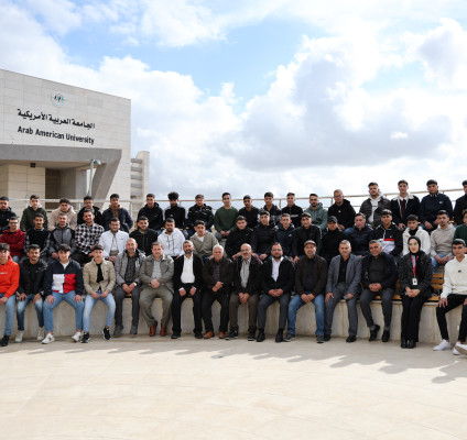استقبل رئيس مجلس إدارة الجامعة العربية الأمريكية، الدكتور يوسف عصفور، مدير مدرسة ذكور سنجل، الأستاذ قاسم غفري، يرافقه عدد من معلمي المدرسة وطلابها، وذلك خلال زيارة قام بها طلبة المدرسة لحرم الجامعة في رام الله للتعرف على مرافقها الأكاديمية والخدماتية.  وجاءت الزيارة بهدف تعريف الطلبة على الأجواء الأكاديمية والحياة الدراسية داخل الجامعة، حيث قام الوفد بجولة شاملة شملت عددًا من المرافق، من بينها المختبرات العلمية، والقاعات الدراسية، والمراكز الجامعية التي تقدّم خدمات متنوعة للطلبة. وقد أتاحت الجولة للطلبة فرص