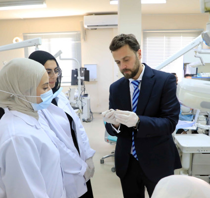 قامت كلية طب الأسنان في الجامعة العربية الامريكية في جنين بتنظيم الدورة الثالثة في المعالجة اللبية والتي تهدف إلى تعزيز المهارات والمعرفة لدى المشاركين في استخدام أنظمة المعالجة اللبية (endodontic rotary systems).  وقدم الدورة رئيس قسم العلاج التحفظي والمعالجة اللبية الأستاذ المساعد وأخصائي المعالجة اللبية في كلية طب الأسنان الدكتور أحمد القيسي.  وتم تصميم هذه الدورة لتزويد المشاركين بمعلومات شاملة حول أحدث التقنيات والأدوات المستخدمة في المعالجة اللبية مما يسهم في رفع مستوى التعليم والتدريب لدى المشاركين. 