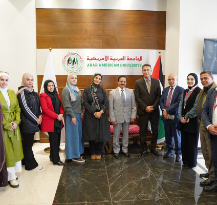 رئيس مجلس الإدارة الدكتور يوسف عصفور يستقبل وفدا من مدرسة الإسراء لبنات سنجل خلال زيارة طلابية لحرم الجامعة