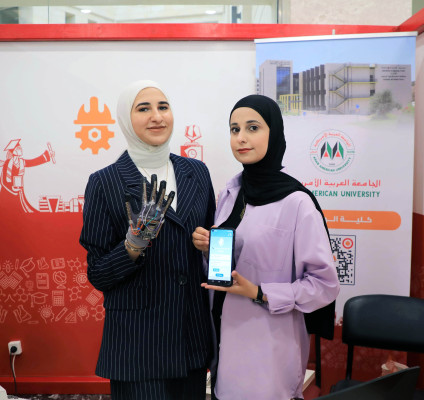 القفاز الذكي الناطق يمكن الصم والبكم من التواصل ابتكار هندسي من طالبات في كلية الهندسة في الجامعة العربية الأمريكية