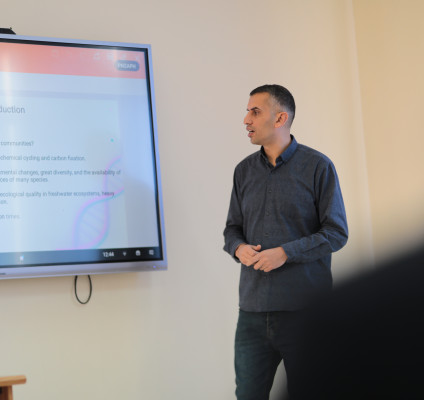 الجامعة العربية الأمريكية تستضيف الباحث بسام أبو بكر في محاضرة علمية عن تقنيات الحمض النووي البيئي