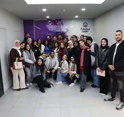 طلبة كلية الإعلام الحديث ينفذون زيارة ميدانية تعليمية إلى إذاعة بسمة وشركة مسار في مدينة روابي