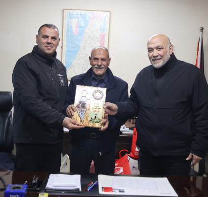 الجامعة العربية الأمريكية تكرم موظف الأمن عبد الهادي القرم تقديرا لخدمته مدة 25 عاما