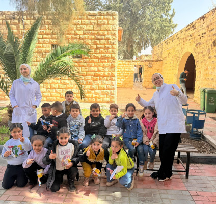كلية طب الأسنان في الجامعة العربية الأمريكية تنظم يوما طبيا في مخيم الفارعة بالتعاون مع جمعية الاغاثة الطبية