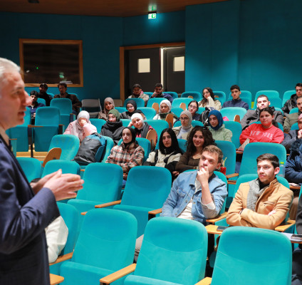 كلية الطب البشري تعقد ورشة تدريبية متخصصة لتعزيز مهارات التقديم الأكاديمي والمهني لدى الطلبة