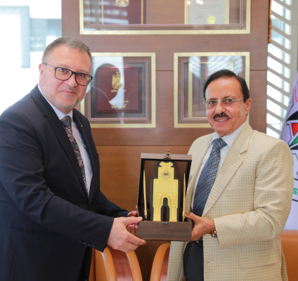 رئيس مجلس إدارة الجامعة العربية الأمريكية المؤسس د. يوسف عصفور يستقبل سفير رومانيا لدى فلسطين لبحث التعاون الأكاديمي والعلمي