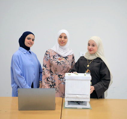 طالبات الهندسة في الجامعة العربية الأمريكية يبتكرن نظاما ذكيا لمراقبة خلايا النحل وتحقيق استدامة الإنتاج