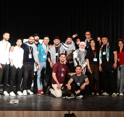 الجامعة العربية الأمريكية تحصد جوائز مميزة عن عرض “خربة بلوط”في المهرجان الجامعي بسيدي بوزيد للمنودراما في تونس