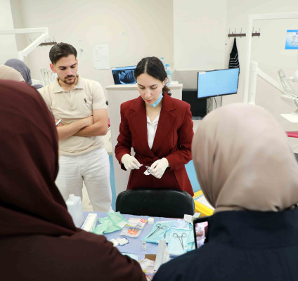 كلية طب الأسنان في الجامعة العربية الأمريكية وبالتعاون مع نقابة أطباء الأسنان تعقد دورة متخصصة في التجميل اللاجراحي