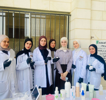 طالبتان من تخصص العلاقات العامة ينظمن فعالية صحية في مدرسة ايلاف بمشاركة طلبة من تخصص التجميل والعناية بالبشرة