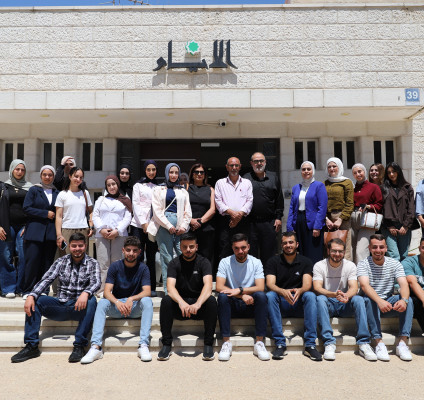 طلبة كلية الإعلام الحديث في الجامعة العربية الأمريكية برام الله يزورون صحيفة الأيام ومركز الاتصال الحكومي