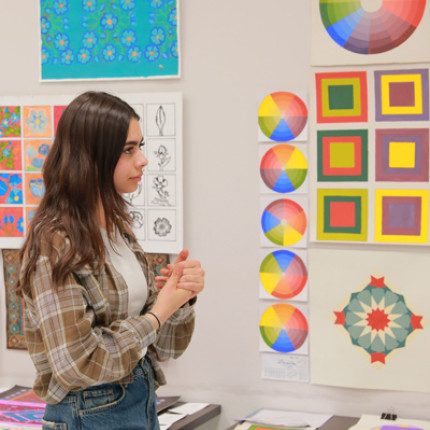 تحضيرات طلبة برنامجي العمارة الداخلية وتصميم المنتج الصناعي بحرم الجامعة في رام الله لتقديم مشاريعهم النهائية في مساقاتهم