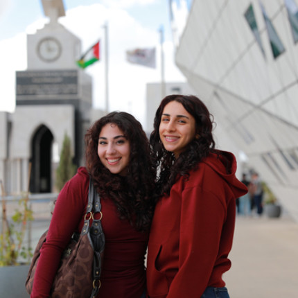 بداية جديدة، فصل دراسي جديد، وطموحات تتجدد من الحياة الجامعية في حرم الجامعة - رام الله