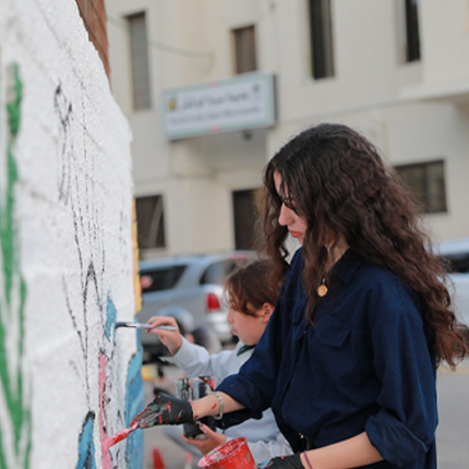شارك عدد من طلبة الجامعة في حرم رام الله، في تنفيذ فعالية &quot;ريشة وبصمة&quot;