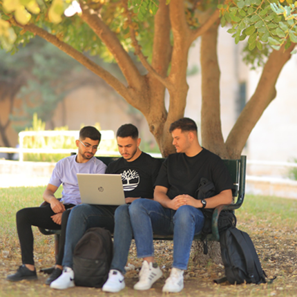 لحظات من الحياة الجامعية، حيث تكتسب المعرفة وتتحول الطموحات إلى إنجازات