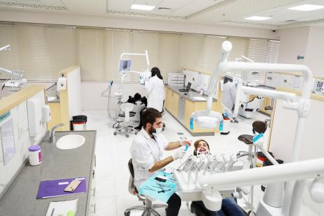 مركز الجامعة التخصصي لطب الأسنان