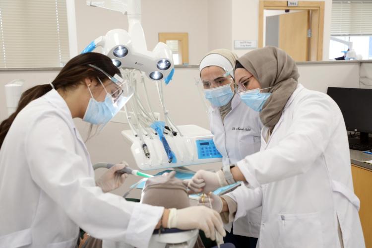 عيادات الاسنان - المركز الطبي في حرم الجامعة برام الله