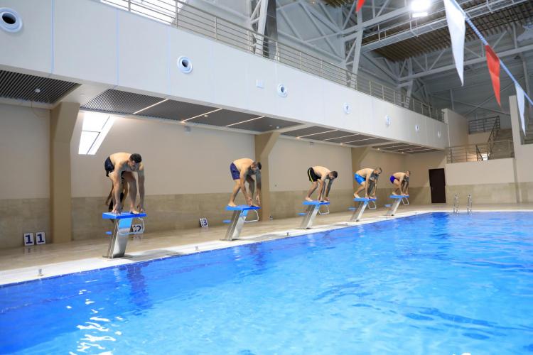 مسبح الجامعة النصف اولمبي المغلق