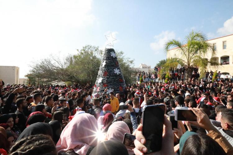 اضاءة شجرة عيد الميلاد المجيد في الجامعة