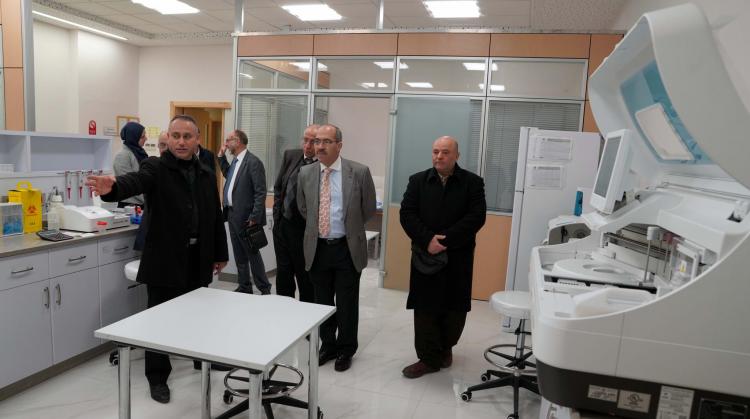 الأمين العام للمجلس الطبي الأردني الدكتور نضال يونس يزور حرم الجامعة في رام الله